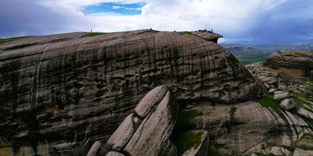 5.000 yıllık tarihe sahip: Devasa kaya bloklar üzerinde doğaseverleri ağırlıyor 3